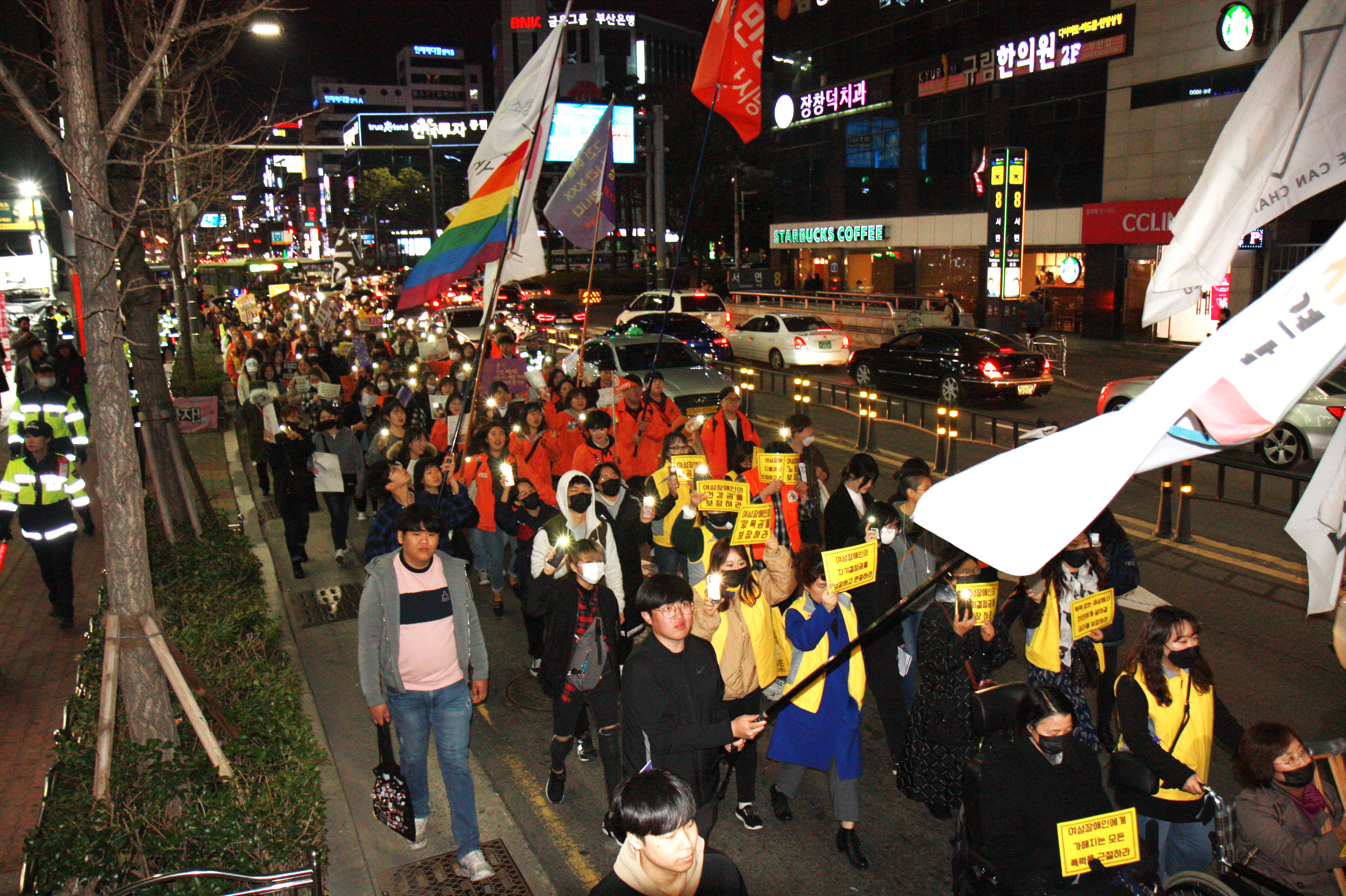 3.9일 부산페미축제 참가자들의 거리 캠페인.jpg