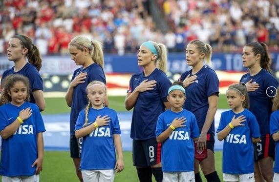 (국제)미국여자축구대표팀 유니폼 뒤집어 입고 ‘성차별’ 항의.JPG